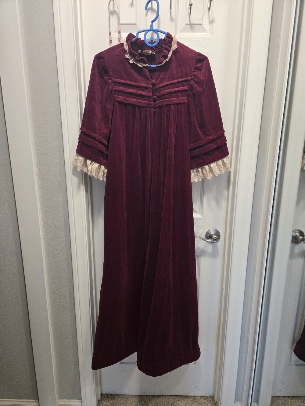 Vtg Gillian O’Malley Wine Velour Ruffle Cottage Prairie Zip Pocket Robe P Medium